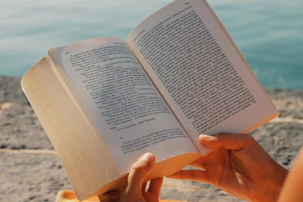 Il piacere della lettura: come ritagliarsi un momento di pausa tra le pagine di un libro